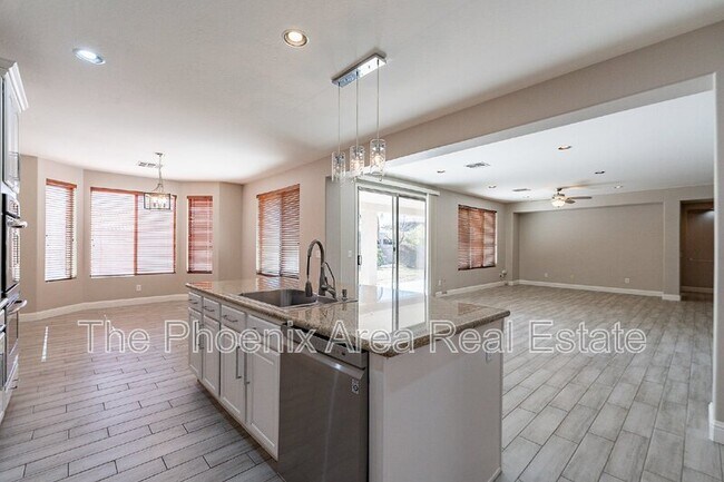 Building Photo - 2741 E Yellowstone Pl