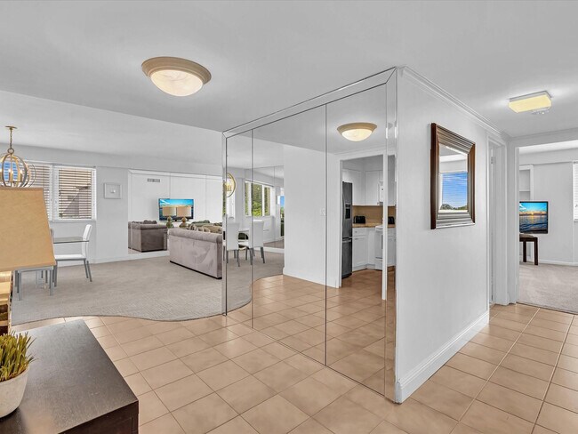 Building Photo - 3000 Holiday Dr