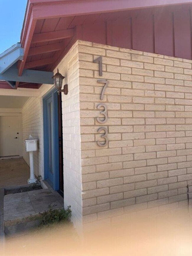 Primary Photo - 1733 E Campus Dr