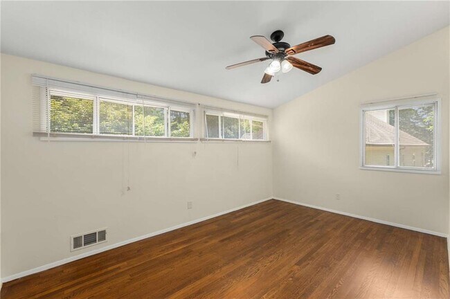 Building Photo - 2132 Fairway Cir NE
