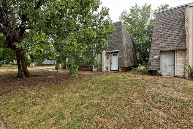 Building Photo - * * * $250 Move-in Special * * * Cute Townhouse in the Heart of Norman, just minutes from OU! * *...