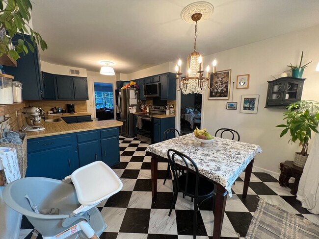 Building Photo - Spacious Well Maintained 3 Bedroom 2.5-Bat...