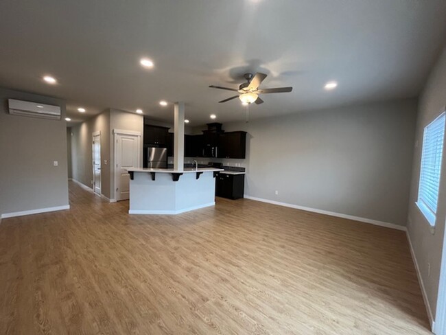 Building Photo - Move in Special - 3 Bedroom 2.5 Bath Townh...