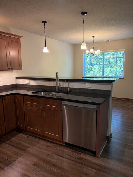 Building Photo - 8200 Broken Ridge Dr
