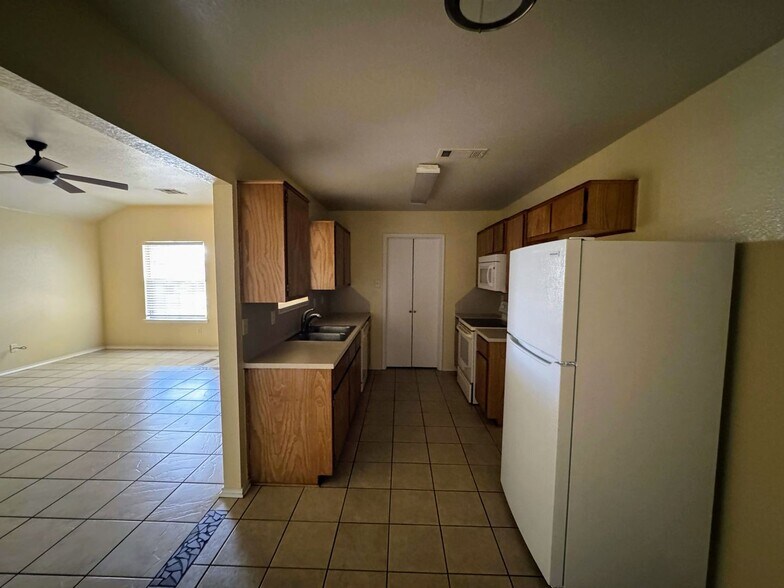 Building Photo - 2801 Alma Dr