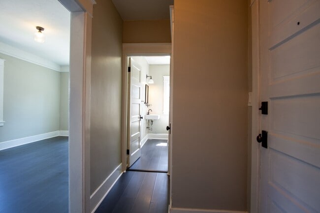 Building Photo - ONE MONTH FREE RENT! St. Johns Cool-Contem...
