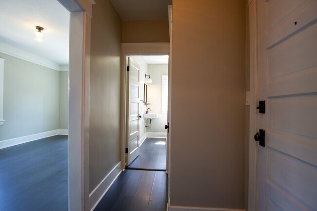 Building Photo - St. Johns Cool-Contemporary Studio w/ $250...