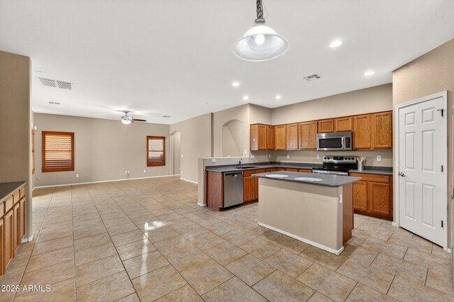 Building Photo - 921 W Dana Dr