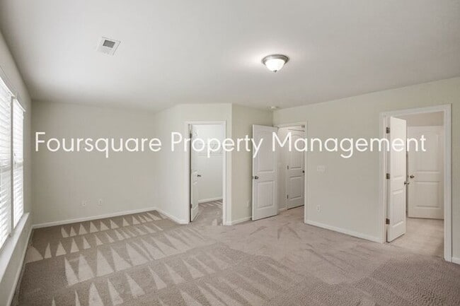 Building Photo - Townhome | Washer/ Dryer Included | Back P...