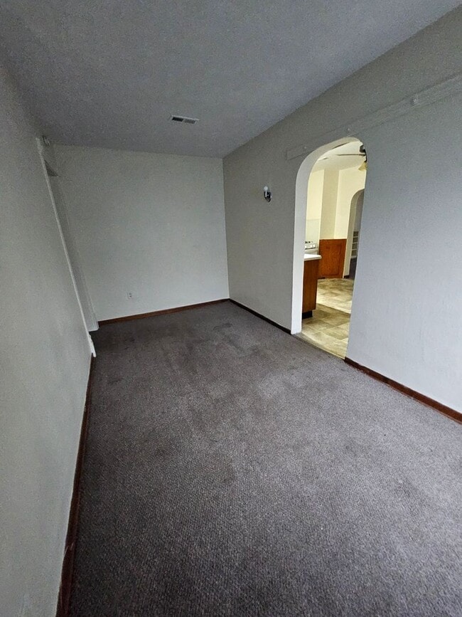 Building Photo - Upper 3 bedroom unit