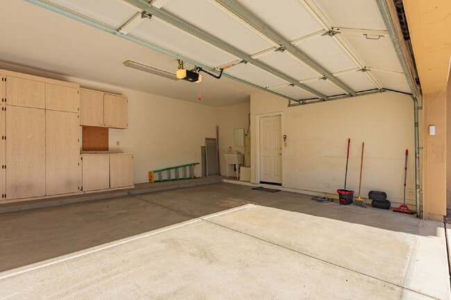 Building Photo - 4723 N Greenview Cir W