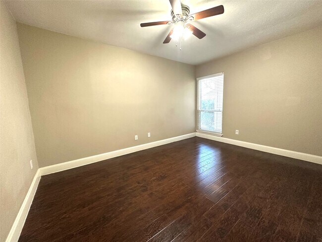 Building Photo - 423 Lee Dr