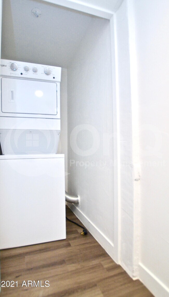 Building Photo - 1202 E Kaler Dr