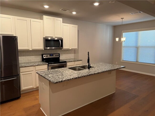 Building Photo - 7811 Silk Tree Pointe