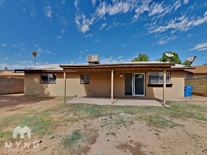 Building Photo - 7555 W Devonshire Ave