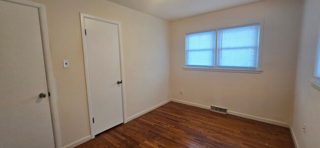 Building Photo - South Shores! 3 bedroom, 1 bath, 2 car garage!