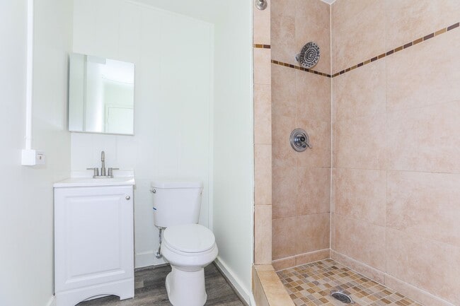 Building Photo - Renovated, upstairs, 2 bedroom 1 bath with...
