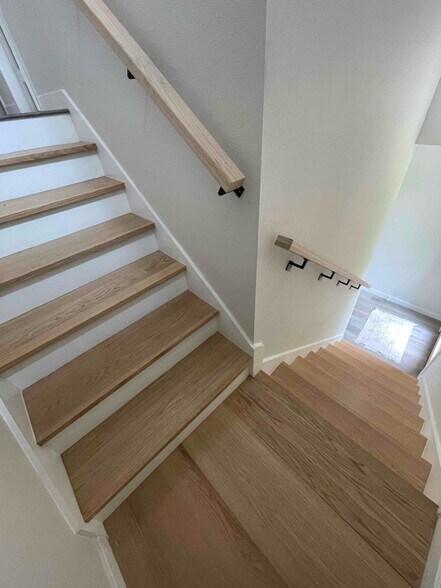 Building Photo - 605 E 7th St