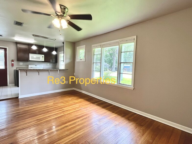 Living - 1409 W Church St