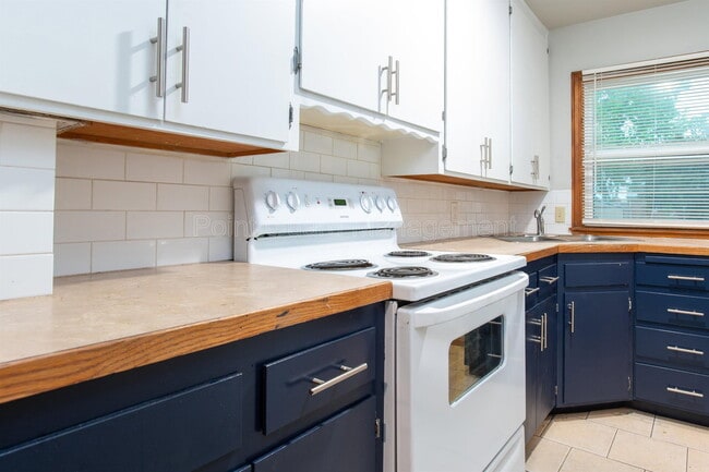 Building Photo - 6102 E Oakwood Dr