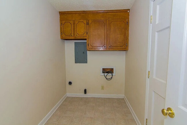 Building Photo - Spacious 3-Bedroom, 2-Bath Condo Available!