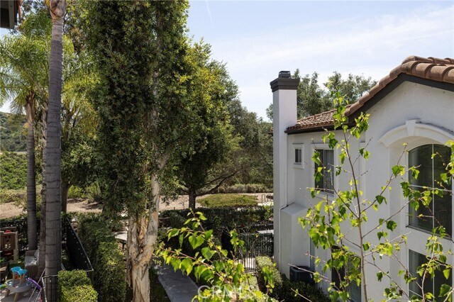 Building Photo - 12 Rabano