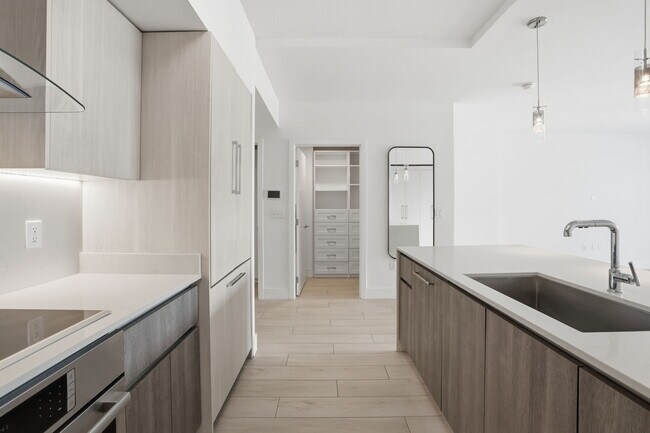 Building Photo - 111 SE 1st Ave