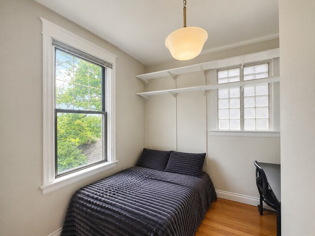 Building Photo - 6 Bed/2 Bath Mins. from UC Campus $600/pp ($3,600/mo)!