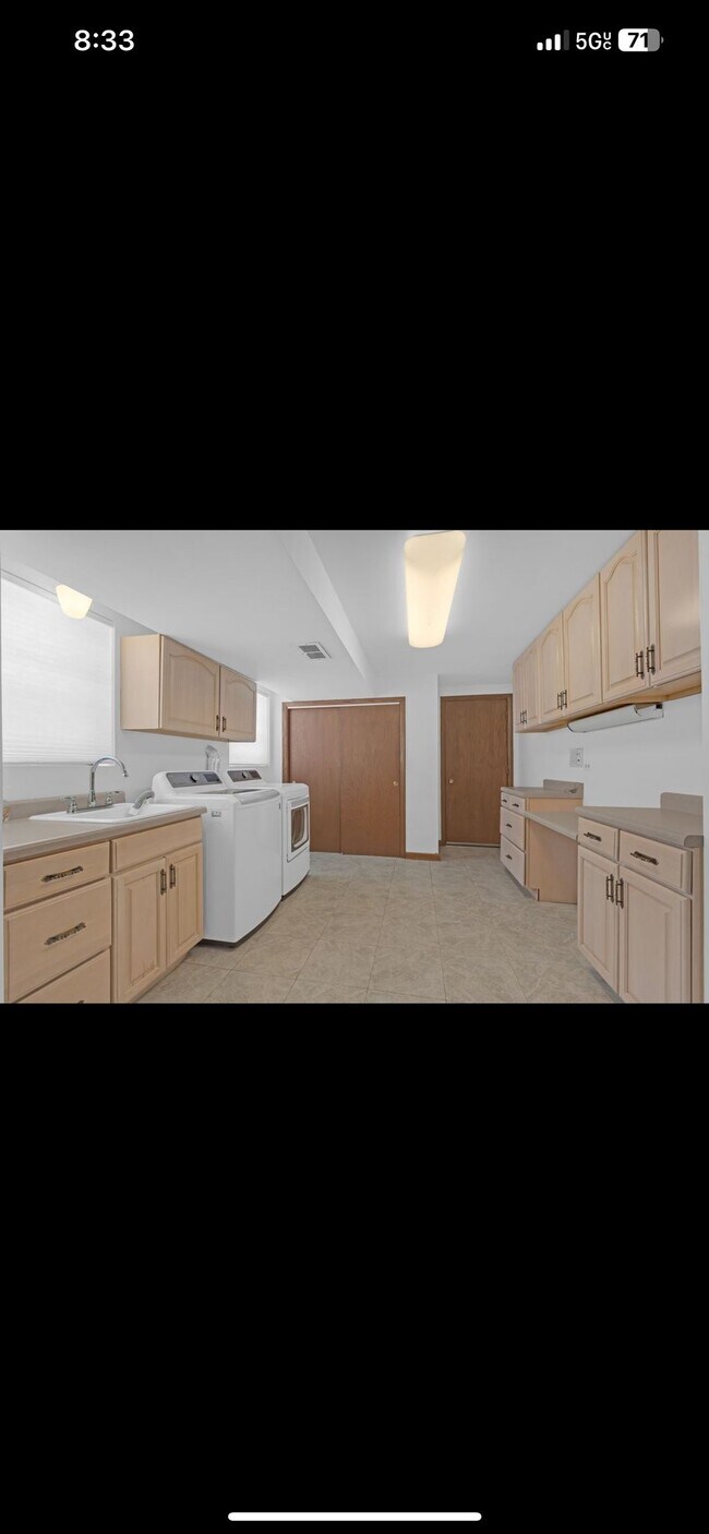 Building Photo - 9700 Kolmar Ave