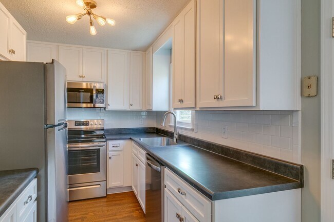 Building Photo - Columbia, TN Two Bedroom Duplex at 1027 Ch...