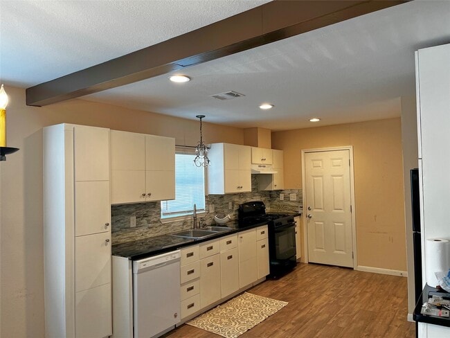 Building Photo - 104 N Eastwood St