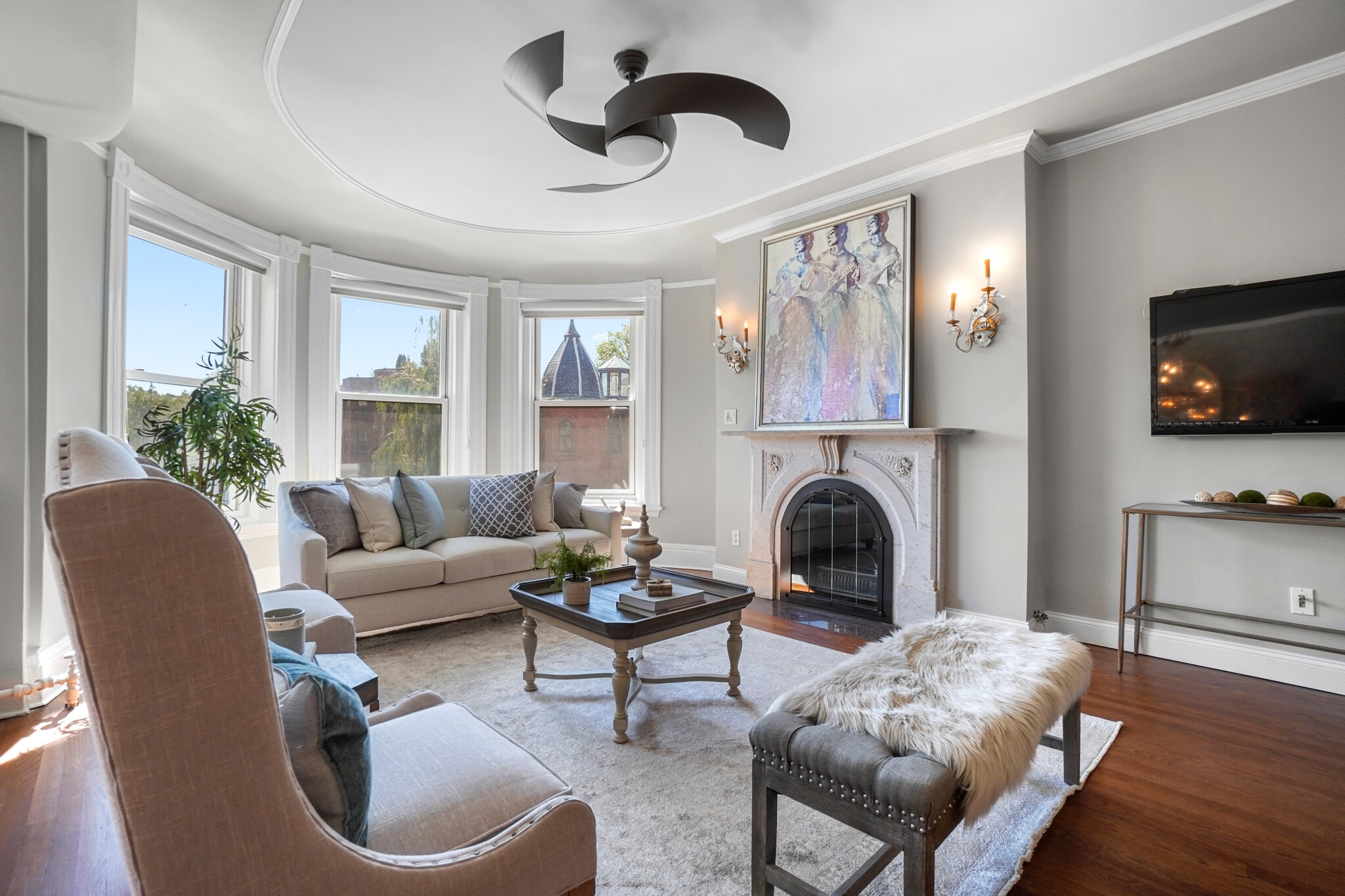 Very sunny living room with gas fireplace - 117 Saint Botolph St