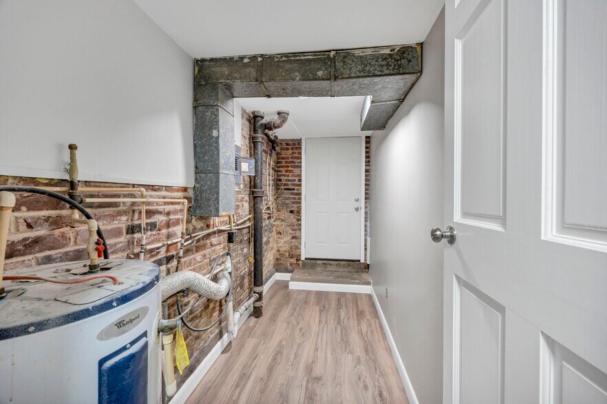 Building Photo - 842 Delverton Rd