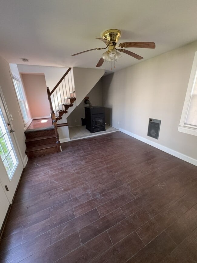 Building Photo - !! $500 OFF 2nds  MONTH'S RENT!!! Charming 3BR 2BA Home w/ Updated Kitchen + Large Front and Back...
