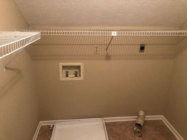 Building Photo - Charming 4-Bedroom Cape Cod Home in Knoxville