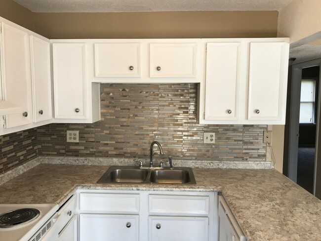 Building Photo - 3208 Village Dr SW