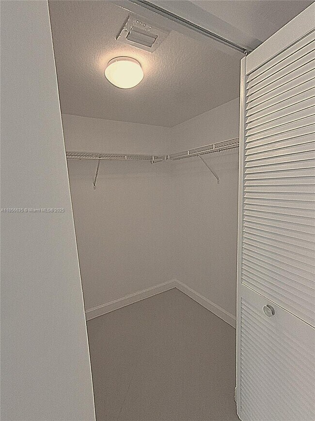 Building Photo - 1800 N Bayshore Dr