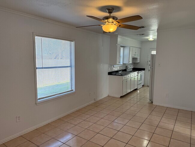 Building Photo - 2934 Chestnut Ave