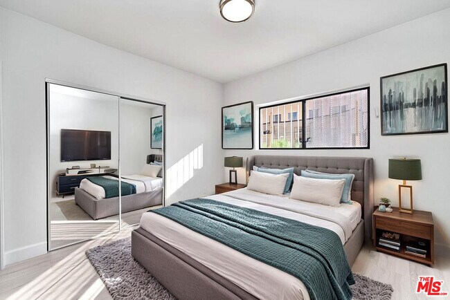 Building Photo - 536 N Oxford Ave