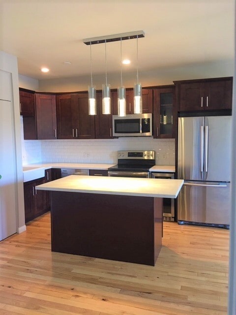 Building Photo - COMING SOON! Light & Bright 1 Bedroom/1 Ba...