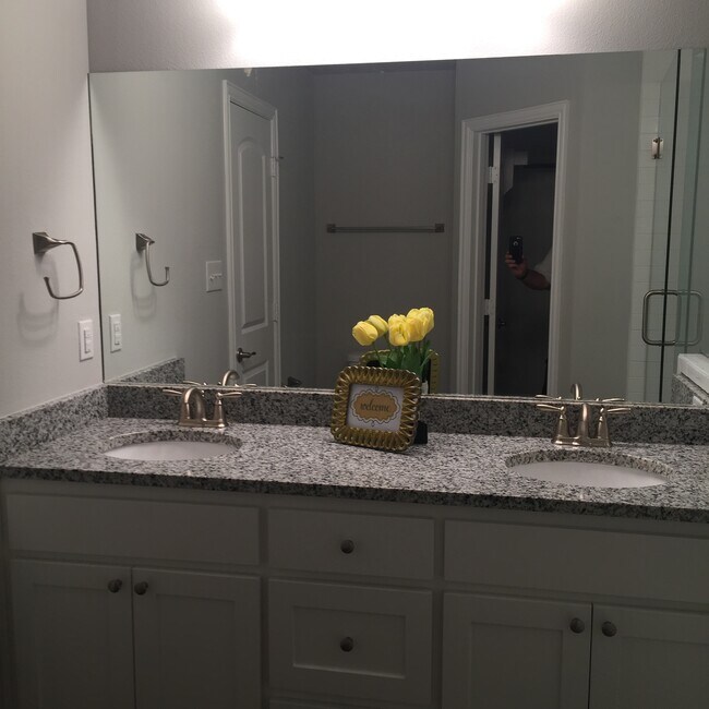 Building Photo - 4926 Villas Dr