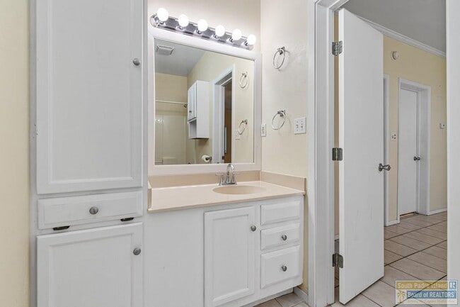 Building Photo - 813 N Shore Dr