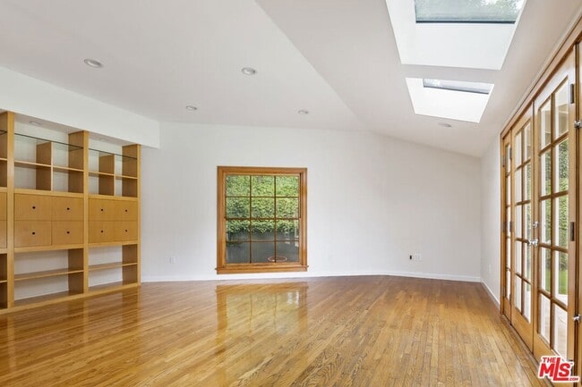 Building Photo - 18080 Karen Dr