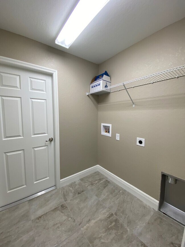 Building Photo - Desirable SW Ocala Neighborhood 4/2/2 *WON'T LAST*