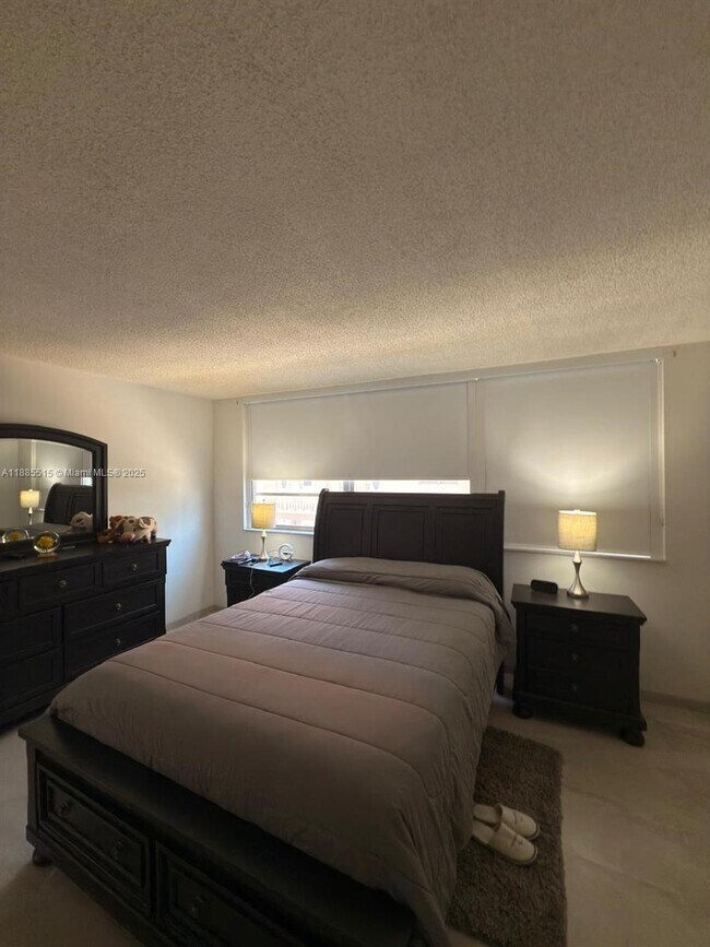 Building Photo - 3113 S Ocean Dr