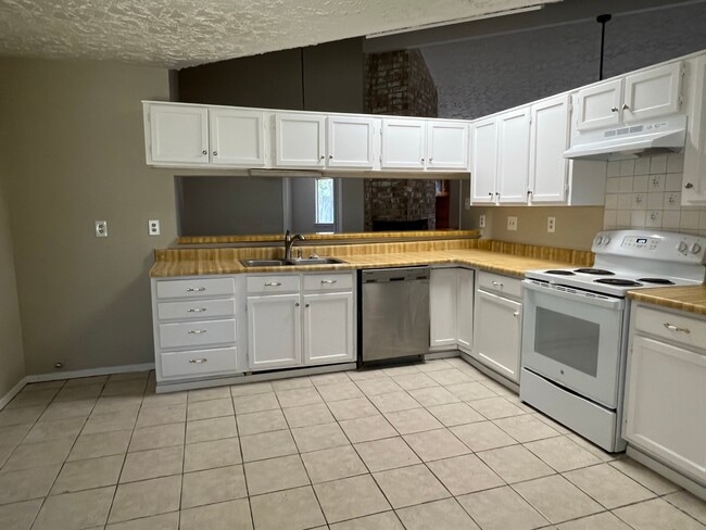 Building Photo - 15951 Manfield Dr