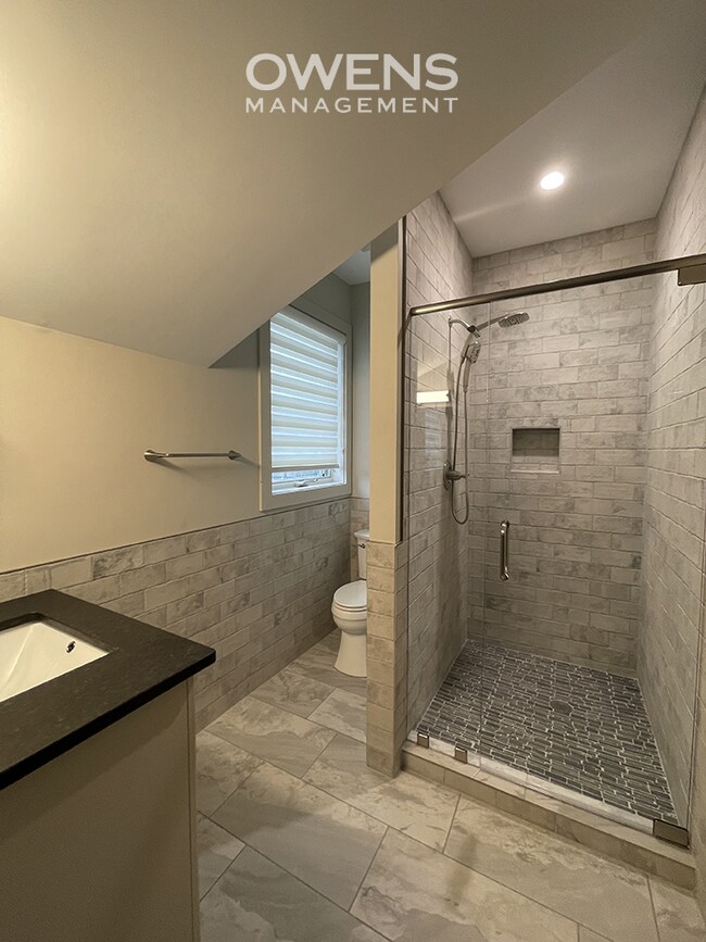 Building Photo - Upscale Living in Downtown Apartment