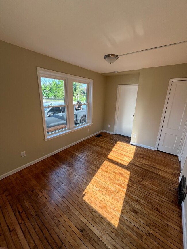 Building Photo - Gorgeous 1-bedroom, First floor! Apartment in quiet Pittsfield Street