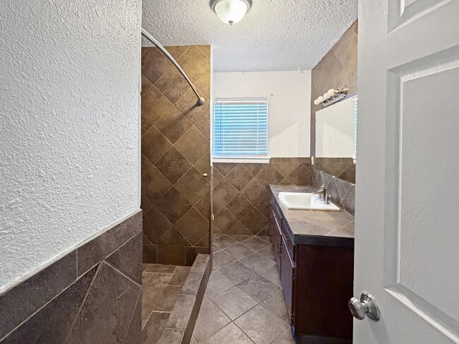 Building Photo - 910 W Taylor Ave