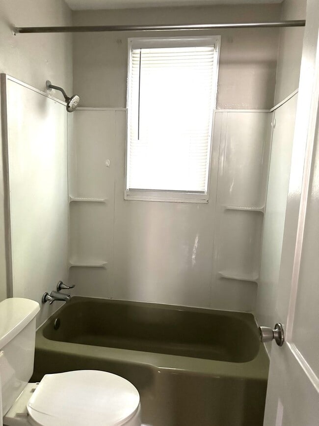Building Photo - ONE LEVEL DUPLEX UNIT IN KINGSPORT NOW AVA...